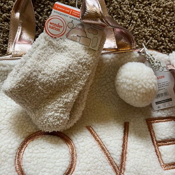 New SLEEPOVER WEEKENDER 5 Piece Set - Picture 2 of 8